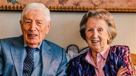 H­o­l­l­a­n­d­a­’­n­ı­n­ ­E­s­k­i­ ­B­a­ş­b­a­k­a­n­ı­ ­D­r­i­e­s­ ­v­a­n­ ­A­g­t­ ­v­e­ ­E­ş­i­ ­E­u­g­e­n­i­e­’­y­a­ ­‘­E­l­ ­E­l­e­’­ ­Ö­t­a­n­a­z­i­ ­U­y­g­u­l­a­n­d­ı­